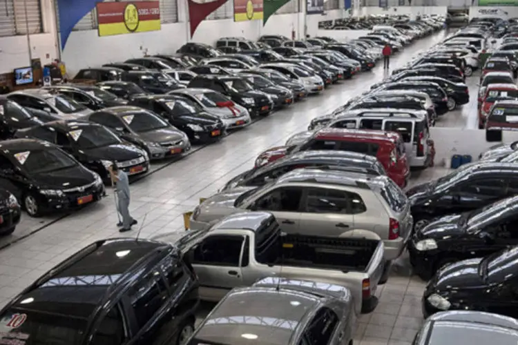 Fila de carros em concessionária: para 2013, a Fenabrave projeta crescimento de 2,82% nas vendas de veículos (automóveis, comerciais leves, caminhões, ônibus e motos) (Marcelo Camargo/ABr)