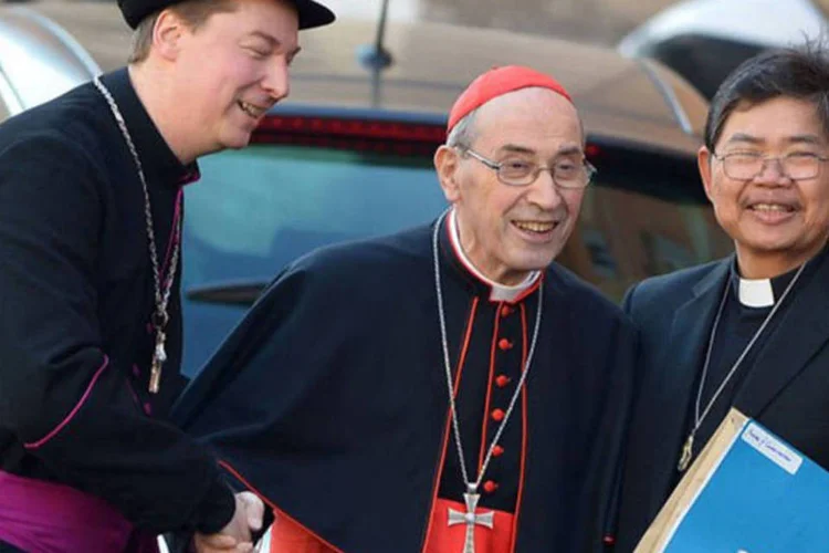 
	Napierski (e) posa com o cardeal Sergio Sebiastiana: antes de ser descoberto, o falso religioso criticou diante da imprensa os bispos cat&oacute;licos por terem acobertado os padres acusados de pedofilia.
 (©afp.com / Vincenzo Pinto)