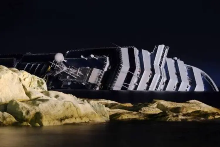 
	Costa Concordia: o cruzeiro encalhou a poucos metros do litoral da ilha italiana do Giglio, ap&oacute;s ter se chocado contra um objeto
 (Tullio M. Puglia/Getty Images)