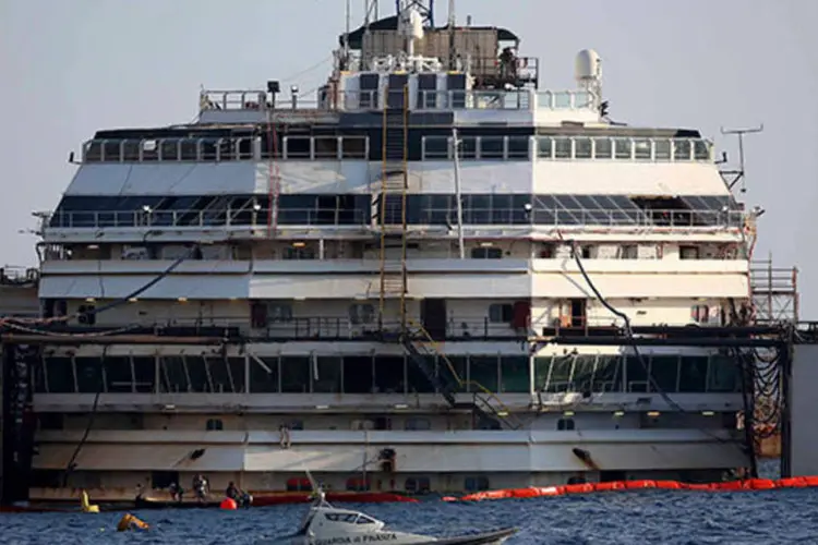 Navio Costa Concordia é visto durante operação de flutuação (REUTERS/Alessandro Bianchi)