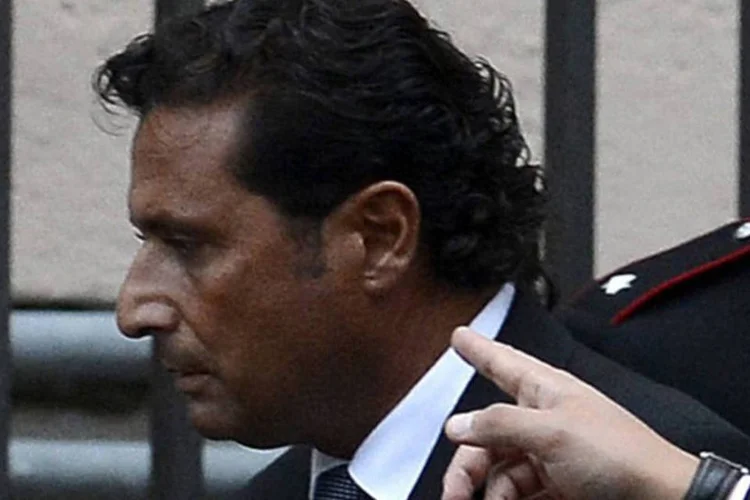 
	Francesco Schettino, capit&atilde;o do cruzeiro Costa Concordia:&nbsp;&quot;expresso meu profundo pesar e renovo minha proximidade aos familiares das v&iacute;timas&quot;, disse
 (Filippo Monteforte/AFP)