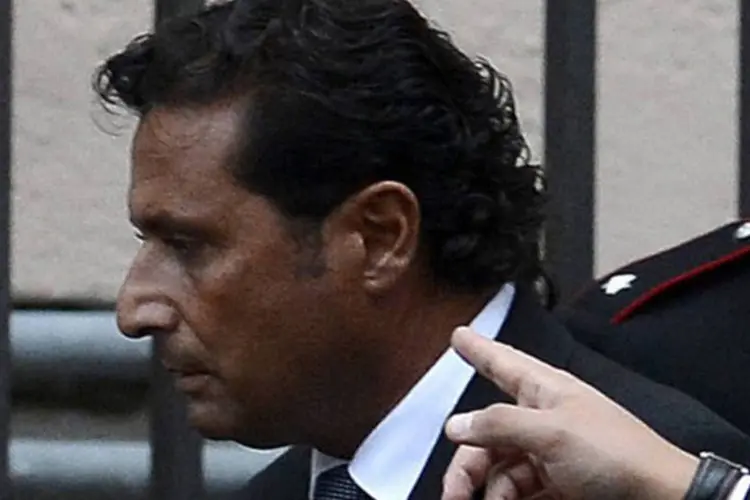 
	Francesco Schettino: o capit&atilde;o &eacute; acusado pela justi&ccedil;a por naufr&aacute;gio, homic&iacute;dios por neglig&ecirc;ncia e por abandonar o navio
 (Filippo Monteforte/AFP)