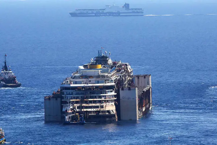 
	Costa Concordia: ele ser&aacute; transportado com o aux&iacute;lio de dois rebocadores
 (REUTERS/ Alessandro Bianchi)