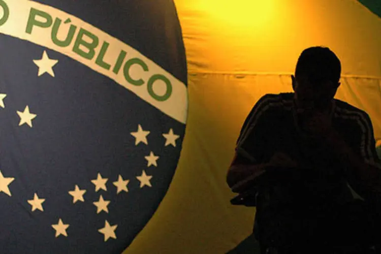 Bandeira Concurso Público homem sentado (Julio Aguiar/Creative Commons/Divulgação)
