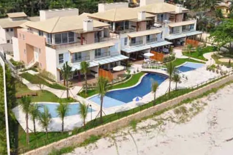 Casas supostamente irregulares em Juquehy, uma praia de São Sebastião: verifique a legislação de uso do solo antes de comprar um terreno ou um imóvel (VEJA SÃO PAULO)