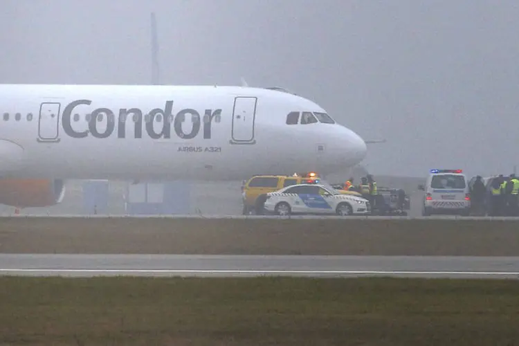 
	Avi&atilde;o da companhia Condor no aeroporto de Budapeste: avi&atilde;o foi desviado de espa&ccedil;o a&eacute;reo s&eacute;rvio ap&oacute;s o alerta
 (REUTERS/Laszlo Balogh)