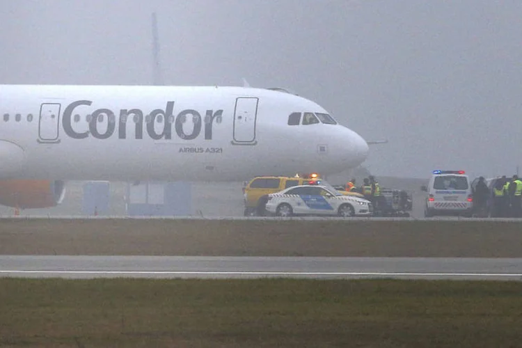 
	Avi&atilde;o da Condor no aeroporto de Budapeste: &quot;As autoridades revisaram o avi&atilde;o e a bagagem dos passageiros e n&atilde;o encontraram nenhum explosivo&quot;
 (REUTERS/Laszlo Balogh)
