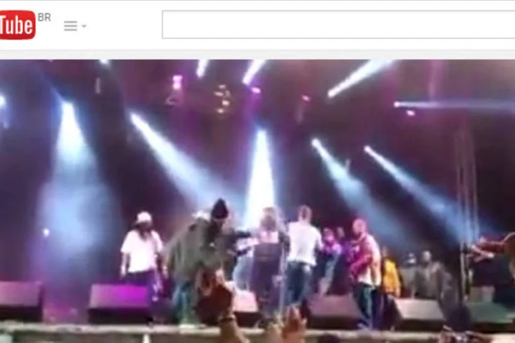 Show da Cone Crew Diretoria: cantor tenta dialogar com os policiais, mas é puxado para o fundo do palco (Reprodução/Youtube)