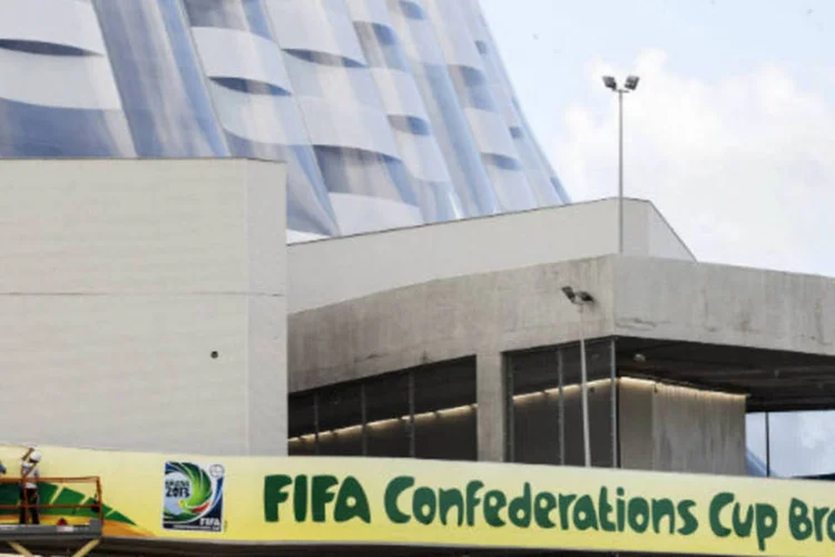 Trabalhadores preparam a Arena Pernambuco, em Recife, para a Copa das Confederações (Reuters / Helder Tavares)