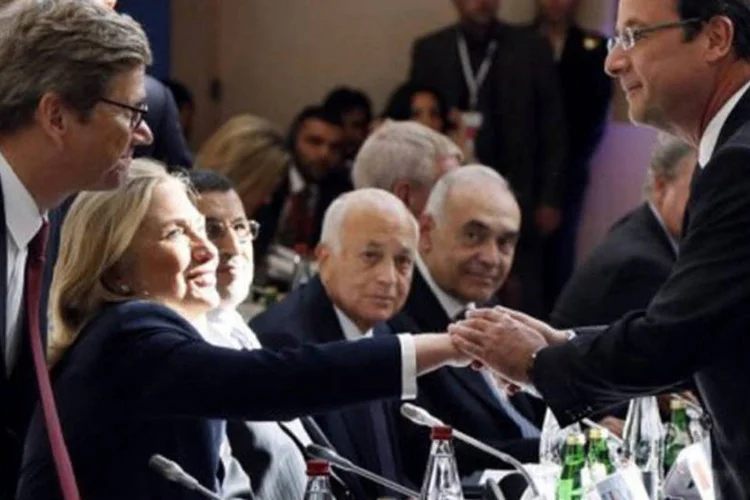 Hillary Clinton cumprimenta François Hollande antes de reunião de Amigos da Síria: os participantes também decidiram "aumentar massivamente a ajuda à oposição" (Ian Langsdon/AFP)