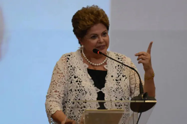 
	Dilma: ontem, a presidente j&aacute; havia publicado mensagem em rede social confirmando o aumento
 (Fabio Rodrigues Pozzebom/Agência Brasil)