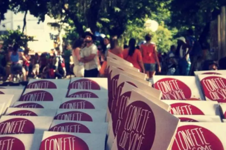 "Confetes que somem" foram distribuídos durante o desfile do bloco “Me Beija Que Eu Sou Cineasta” (Divulgação)