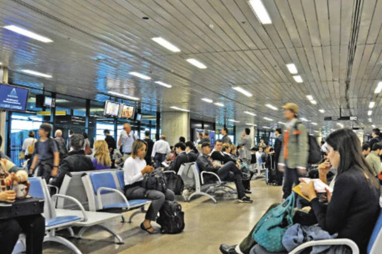 
	Aeroporto: a associa&ccedil;&atilde;o brasileira de companhias a&eacute;reas estima que ao menos 42 bilh&otilde;es de reais ser&atilde;o investidos at&eacute; 2020
 (JONAS OLIVEIRA/PLACAR)