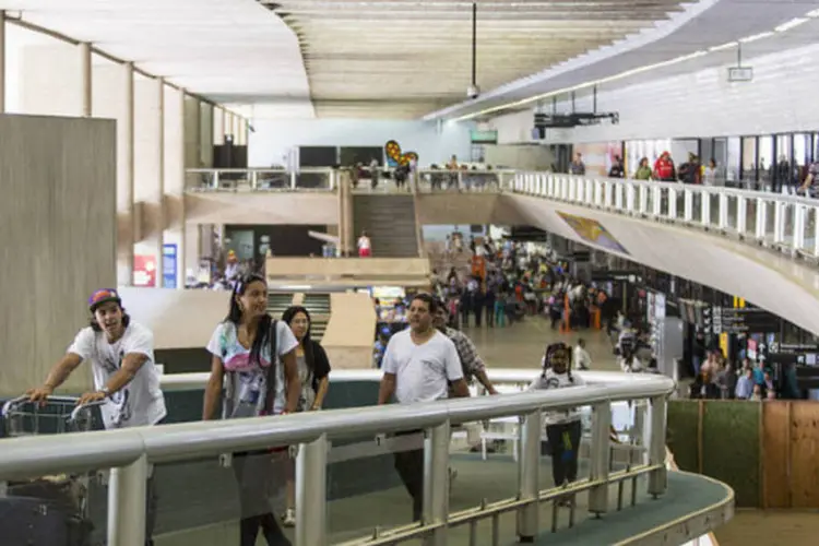 
	Uma mala acorrentada a um poste foi encontrada no Aeroporto do Confins
 (Infraero/Divulgação)