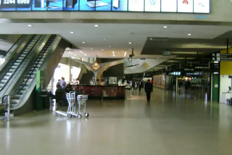 
	Interior do Aeroporto Internacional de Confins: aeroporto de Gale&atilde;o exigir&aacute; um lance m&iacute;nimo de 4,828 bilh&otilde;es de reais e Confins, de 1,096 bilh&atilde;o de reais
 (Wikimedia Commons)