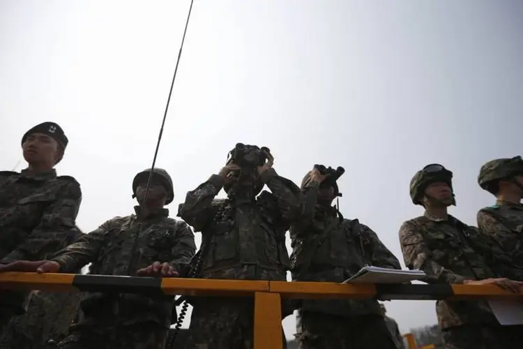 Soldados sul-coreanos com binóculos durante uma operação militar com os Estados Unidos em Pocheon, ao sul da zona desmilitarizada (Kim Hong-Ji/Reuters)