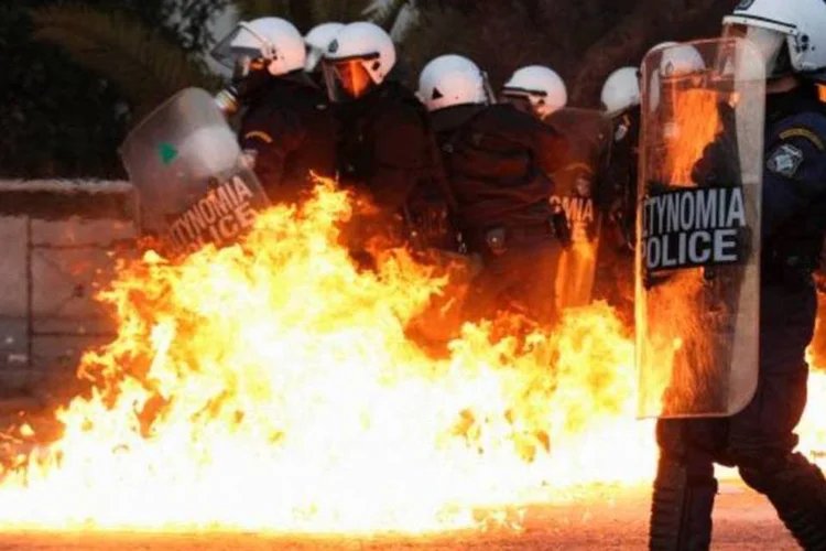 
	Na semana passada, no dia 27 de setembro, a pol&iacute;cia grega teve que conter manifestantes em um protesto nacional
 (Yiorgos Karahalis/Reuters)