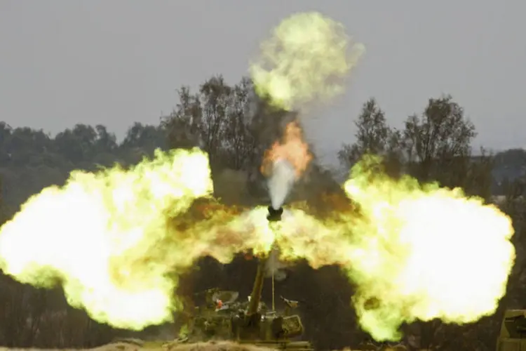 Uma unidade de artilharia israelense atira através da Faixa de Gaza (Baz Ratner/Reuters)