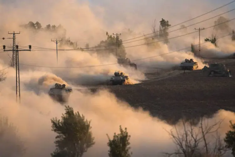 Veículos blindados israelenses durante uma manobra na fronteira de Israel com o norte da Faixa de Gaza (Ronen Zvulun/Reuters)