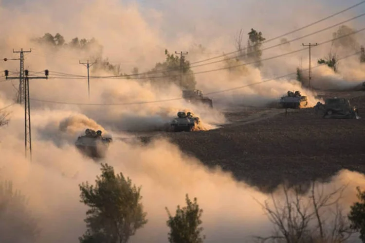 
	Ve&iacute;culos israelenses em Gaza: pelo menos 540 palestinos e 20 israelenses foram mortos nas duas &uacute;ltimas semanas
 (Ronen Zvulun/Reuters)