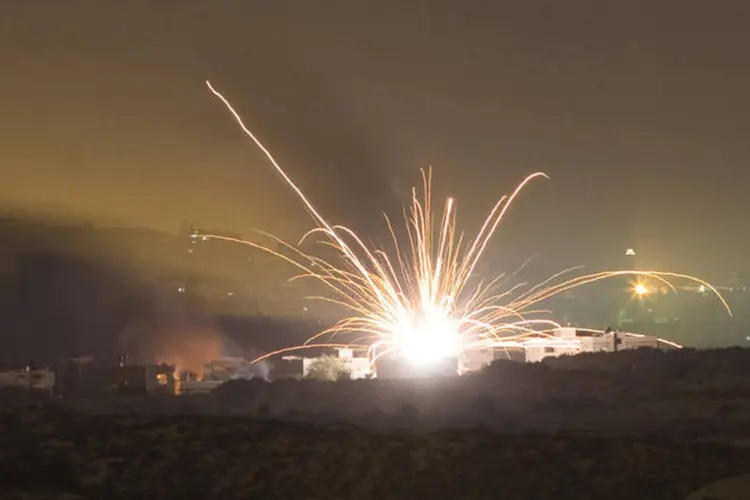 Foguete israelense atinge o norte da Faixa de Gaza (Amir Cohen/Reuters)
