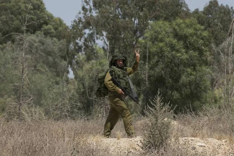 Soldado israelense caminha próximo da fronteira com a Faixa de Gaza (Baz Ratner/Reuters)