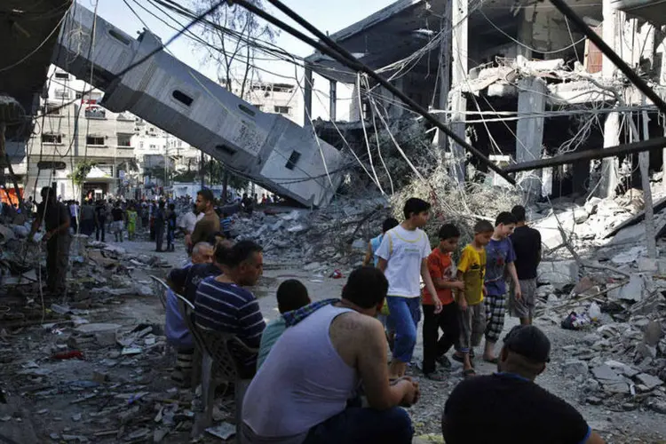 
	Palestinos observam os destro&ccedil;os de mesquita destru&iacute;da por ataque a&eacute;reo israelense
 (Finbarr OReilly/Reuters)