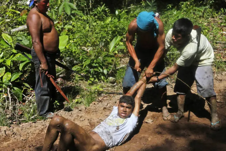 Conflito: índios kaapor capturam madereiro ilegal em Alto Turiacú, no Maranhão (Lunae Parracho/Reuters)