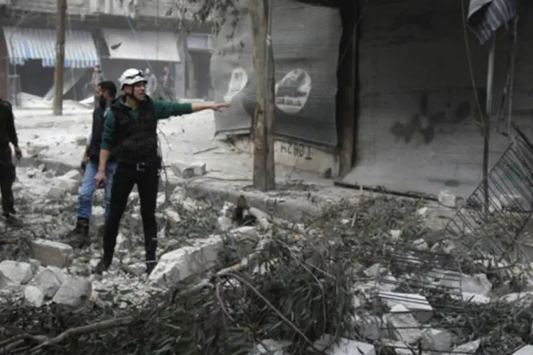 Membro de equipe de resgate em meio aos destroços de prédios em um local atingido pelo que ativistas disseram ter sido um ataque aéreo das forças leais ao presidente Assad, em Alepo (Ammar Abdullah/Reuters)