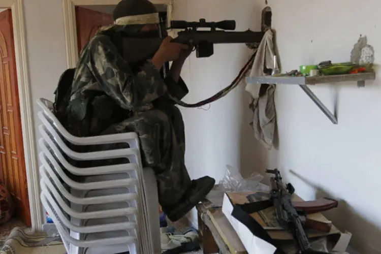 
	Combatente rebelde em posi&ccedil;&atilde;o de combate na cidade de Morek, prov&iacute;ncia de Hama, na S&iacute;ria
 (Badi Khlif/Reuters)
