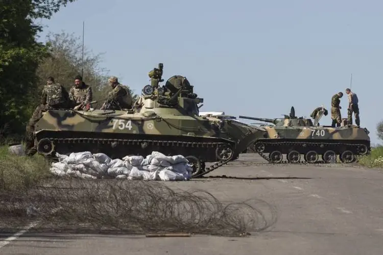 
	Soldados ucranianos em ve&iacute;culos blindados s&atilde;o vistos em um posto de controle perto de Slaviansk, no leste da Ucr&acirc;nia
 (Baz Ratner/Reuters)