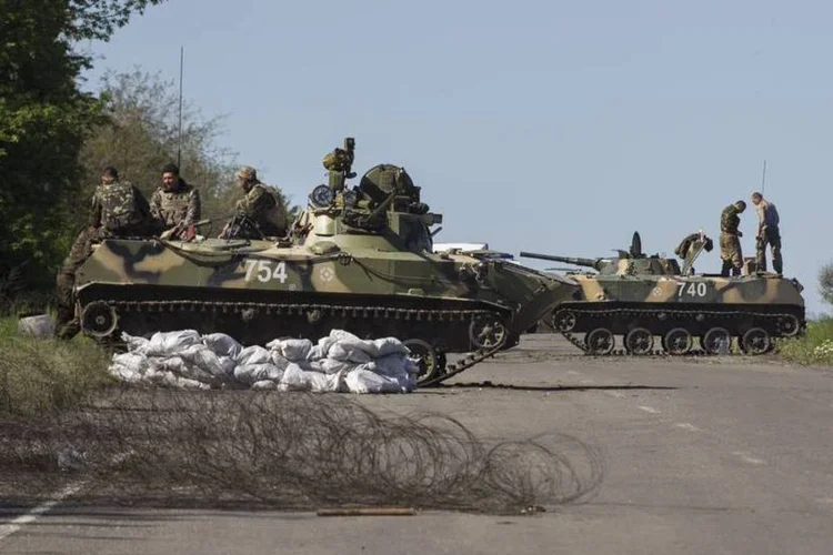 
	Soldados ucranianos em ve&iacute;culos blindados s&atilde;o vistos em um posto de controle perto de Slaviansk, no leste da Ucr&acirc;nia
 (Baz Ratner/Reuters)