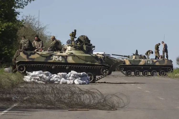 Soldados ucranianos em veículos blindados são vistos em um posto de controle perto de Slaviansk, no leste da Ucrânia (Baz Ratner/Reuters)