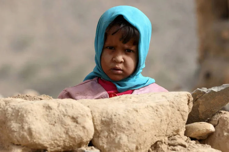 
	Crian&ccedil;a em distrito perto de Sana, no I&ecirc;men: as v&iacute;timas dos ataques da coaliz&atilde;o &aacute;rabe incluem 2.180 menores de idade, dizem houthis
 (Ali Owidha / Reuters)