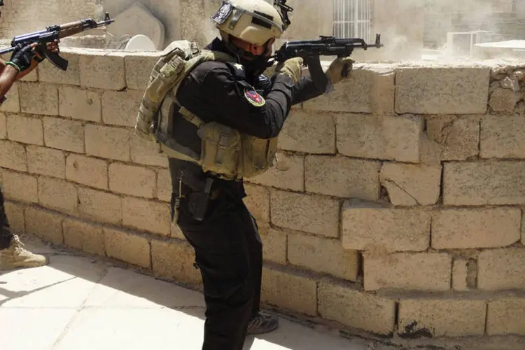 
	Homens da For&ccedil;a de Opera&ccedil;&otilde;es Especiais do Iraque realizam patrulha em Ramadi
 (Osama Al-dulaimi/Reuters)