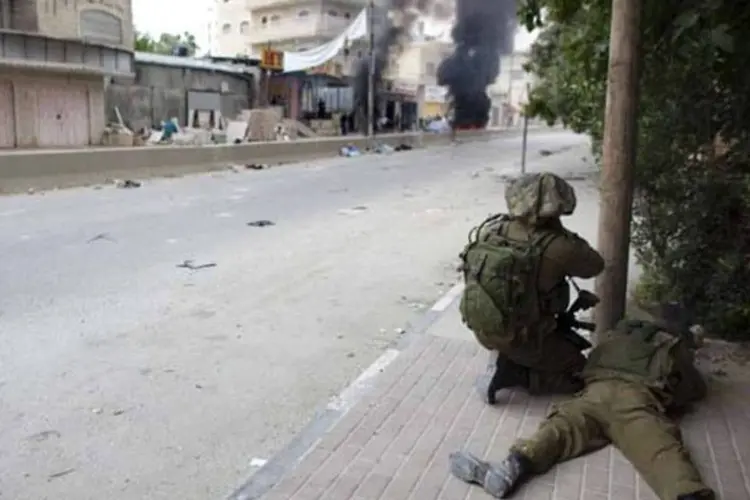 Mais cedo, a aviação israelense havia bombardeado a cidade de Rafah, no sul da Faixa de Gaza, matando seis palestinos (Uriel Sinai/Getty Images)
