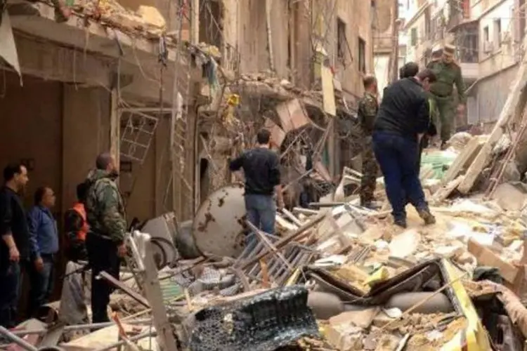 
	S&iacute;rios em meio a escombros em Suleimaniyah, em Aleppo
 (George Ourfalian/AFP)