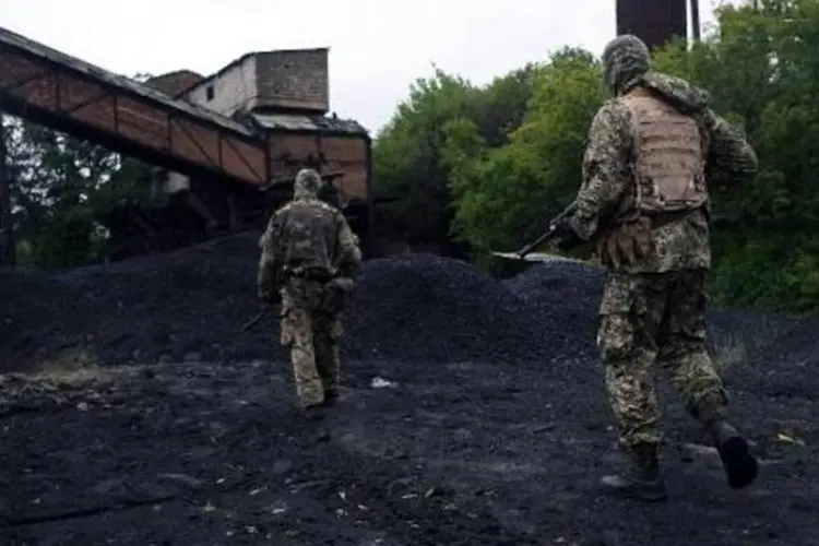 Militantes pró-Rússia patrulham uma antiga mina de carvão, após um ataque aéreo em Donetsk (Dominique Faget/AFP)