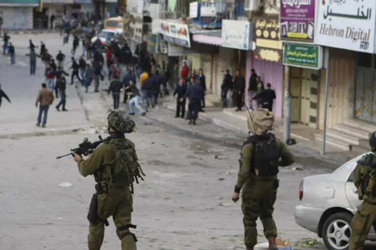
	Soldados de Israel enfrentam manifestantes em Hebron: militares prenderam menino que teria lan&ccedil;ado uma pedra contra um ve&iacute;culo israelense
 (REUTERS)