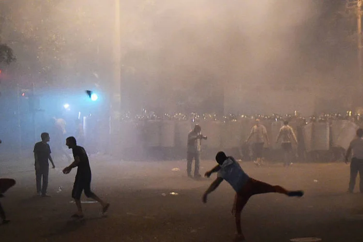
	Conflitos: segundo o minist&eacute;rio da Sa&uacute;de do pa&iacute;s, ao menos 51 pessoas, entre elas 25 policiais, ficaram feridas nos confrontos
 (Vahram Baghdasaryan/Photolure/Reuters)