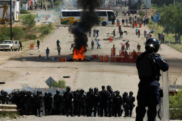 
	M&eacute;xico: a ala radical do sindicato dos professores protesta contra uma reforma educativa promulgada em 2013 que contempla principalmente a avalia&ccedil;&atilde;o dos docentes
 (Jorge Luis Plata / Reuters)