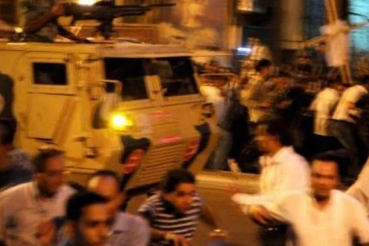 Ao menos 40 pessoas foram presas e mais de 200 ficaram feridas nos confrontos (Mohammed Hossam/AFP)
