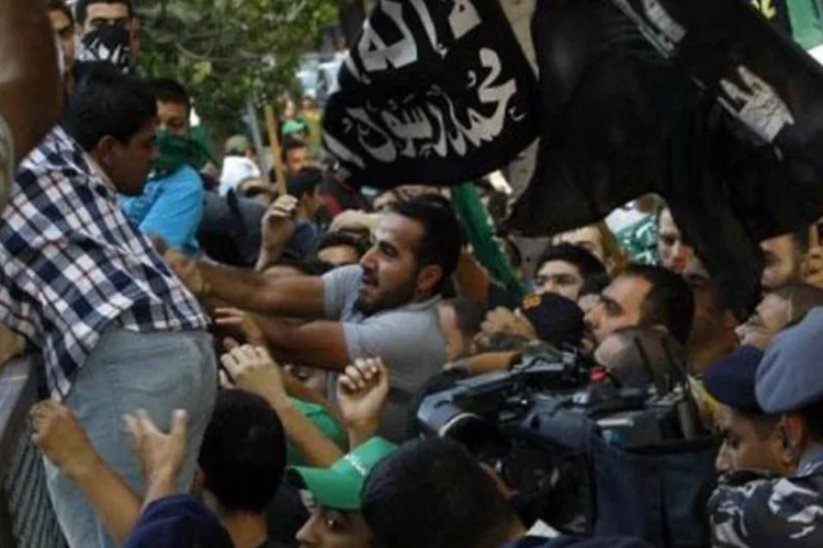 Manifestantes contrários e favoráveis a Assad entram em confronto em Beirute (AFP)