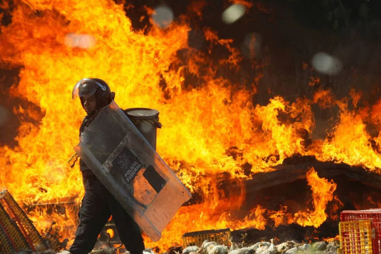 
	Confronto: milhares de pessoas v&atilde;o &agrave;s ruas pedindo reforma na educa&ccedil;&atilde;o, apesar de conflitos entre professores e policiais terem deixado 8 mortos
 (Jorge Luis Plata / Reuters)