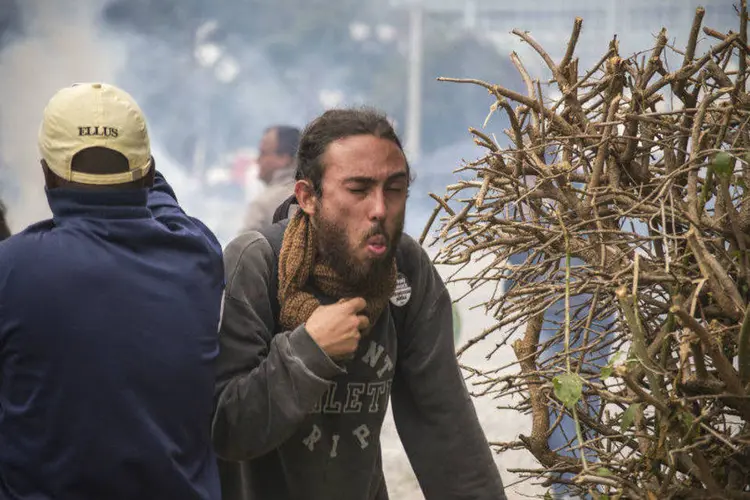 
	Confronto entre manifestantes e policiais durante greve de professores em Curitiba
 (Gabriel Rosa/SMCS)