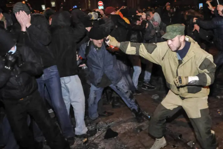 
	Confronto entre manifestantes rivais na cidade de Donetsk, no leste da Ucr&acirc;nia: &nbsp;confrontos foram o pior incidente de viol&ecirc;ncia na ex-rep&uacute;blica sovi&eacute;tica desde a derrubada do presidente pr&oacute;-R&uacute;ssia Viktor Yanukovich no m&ecirc;s passado
 (Mikhail Maslovsky/Reuters)