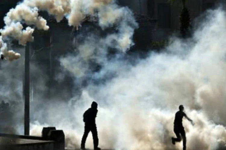 Confronto entre a polícia e apoiadores do presidente egípcio deposto Mohamed Mursi: manifestantes foram dispersados em sua maioria com bombas de gás lacrimogêneo (Khaled Desouki/AFP)
