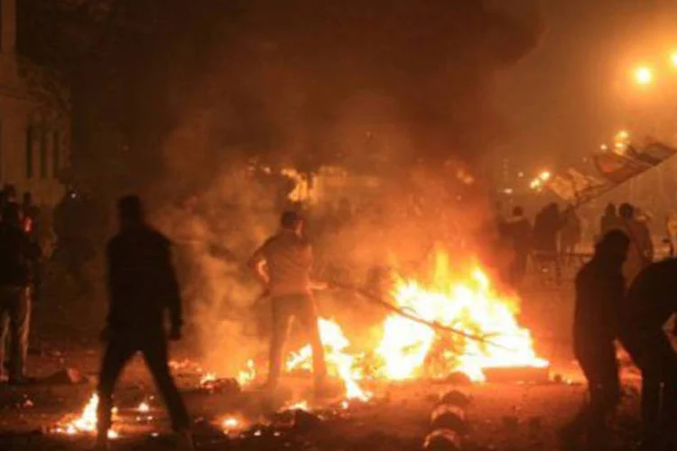 Mais de 600 pessoas ficaram feridas em confrontos entre a polícia e manifestantes na área do ministério do Interior
 (Mahmud Hams/AFP)