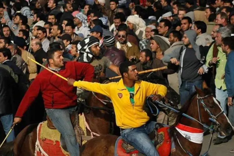 Manifestantes a favor e contra o regime de Mubarak se enfrentam no Egito (Chris Hondros/Getty Images)