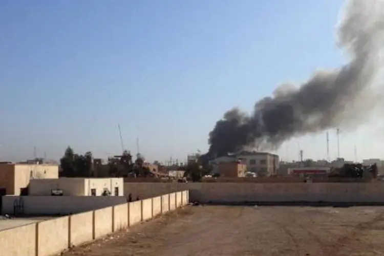 
	Fuma&ccedil;a &eacute; vista durante confrontos entre as for&ccedil;as armadas iraquianas e o grupo jihadista Estado Isl&acirc;mico (EI), em Ramadi
 (Azhar Shallal/AFP)